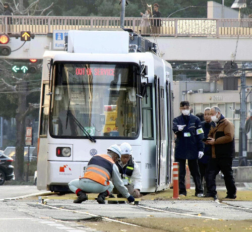 脱線した熊本市電の車両（２０２４年１２月３１日、熊本市中央区で）