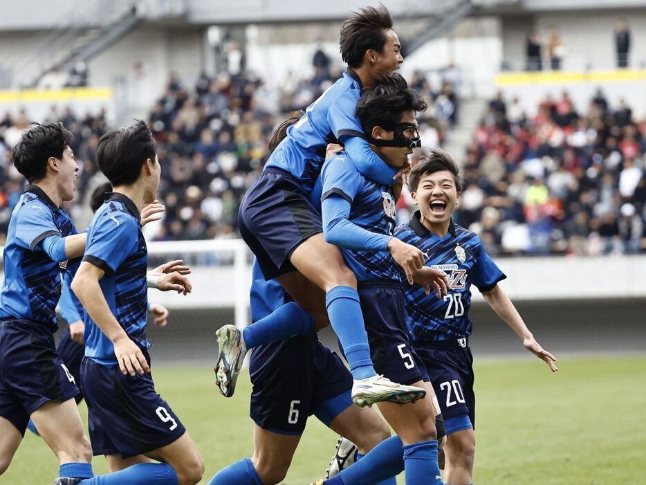 一時は同点とするゴールを決めた大津DF五嶋夏生(写真協力『高校サッカー年鑑』)(HIGH SCHOOL SOCCER YEARBOOK)