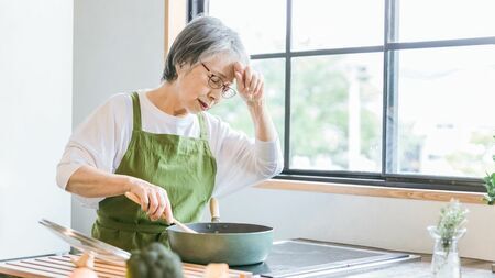 会社勤めの男性に定年退職があるのなら、家族の食を担ってきた女性には調理定年があってもいいのではないでしょうか（写真：buritora／PIXTA）