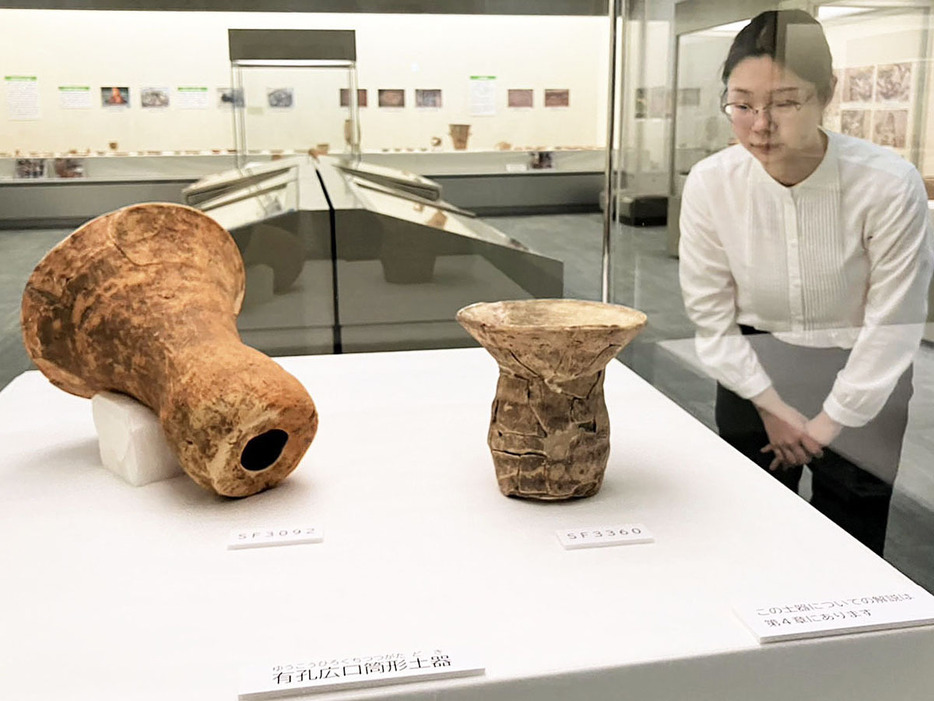 北野遺跡から出土した「有孔広口筒型土器」。底に穴が空いており、全国でも類例がほぼなく用途も不明＝明和町竹川の斎宮歴史博物館特別展示室で