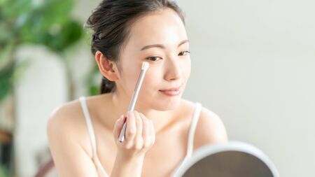 もはや「涙袋メイク」は当たり前？（写真：mits / PIXTA）