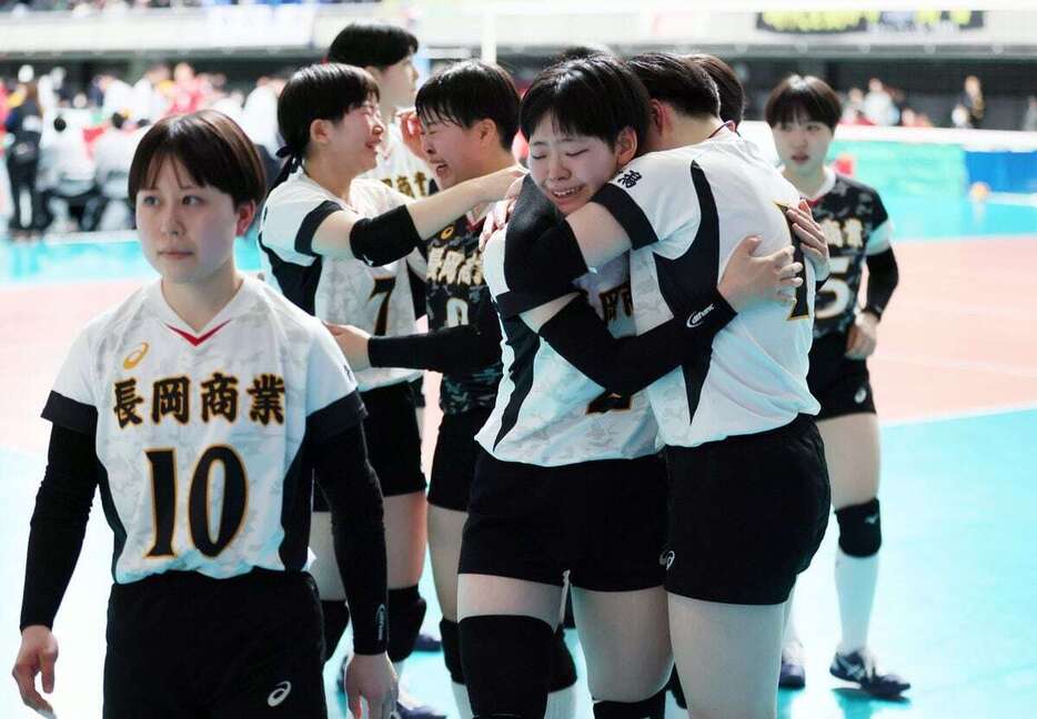 長岡商対金蘭会　試合に敗れ、涙を流して抱き合う長岡商の選手たち（佐藤徳昭撮影）