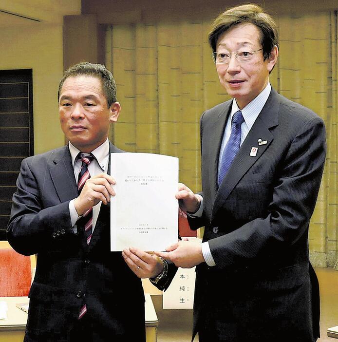 上村座長（左）から報告書を受け取った久元市長（神戸市役所で）