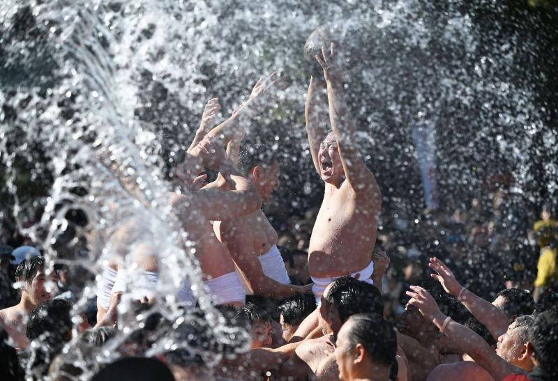 勢い水を浴びながら玉を奪い合う競り子たち＝3日午後1時57分、福岡市東区の筥崎宮（撮影・星野楽）