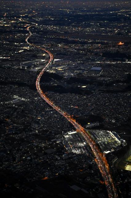 Ｕターンラッシュで東京方面（上方）へ向かう車で混雑する東名高速道路=2025年1月4日午後5時7分、神奈川県の海老名サービスエリア付近、朝日新聞社ヘリから、相場郁朗撮影