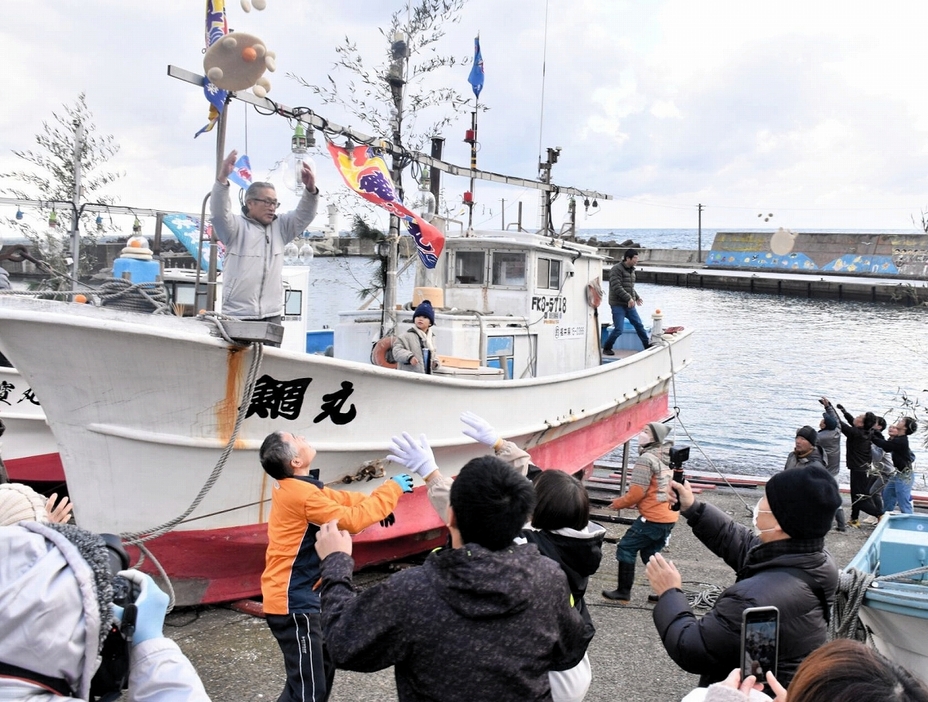 豊漁と海の安全を願い餅などをまいた舟祝＝1月2日、福井県福井市白浜町の白浜漁港