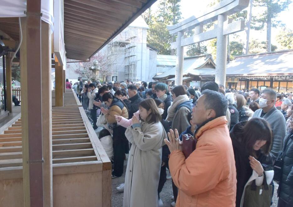 多くの初詣客でにぎわった鹿島神宮=鹿嶋市宮中