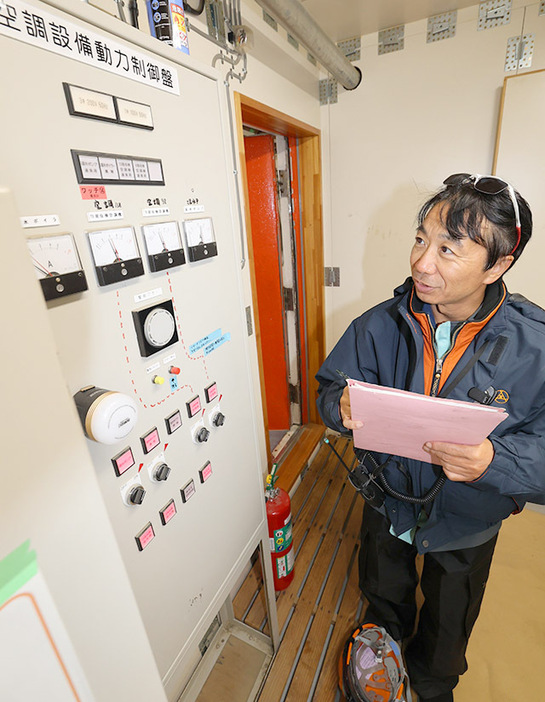 空調など機械設備全般の保守管理を担う東海林貴さん＝昭和基地