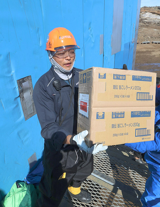 力仕事も積極的に手伝っている医療隊員の荒木修さん＝昭和基地