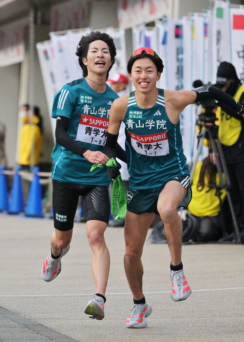 復路の小田原中継所でたすきをつなぐ青学大の６区・野村昭夢（左）と７区の白石光星＝３日、神奈川県小田原市