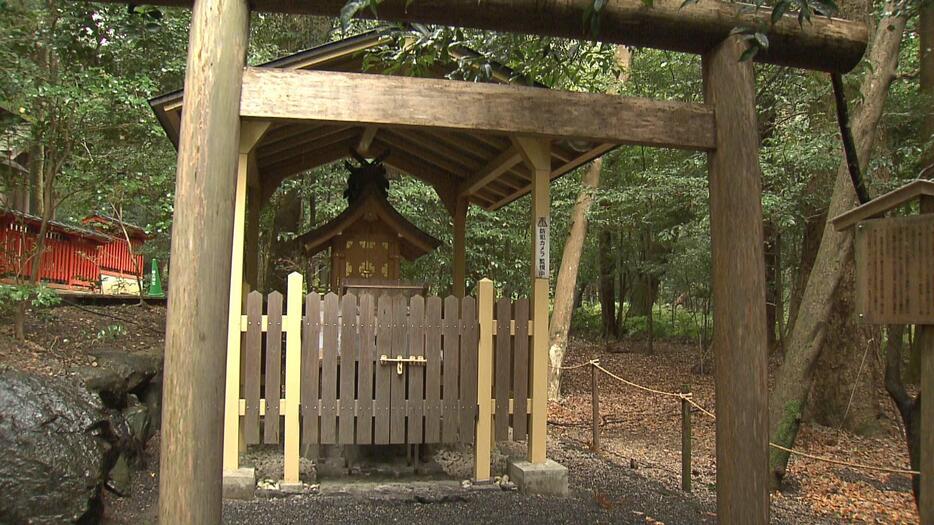 龍蛇神両地神社にも多くの参拝者＝椿大神社（三重テレビ放送）