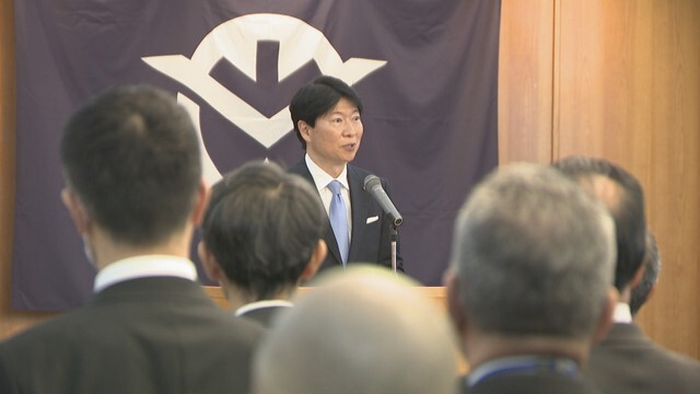 職員に向け新年の決意を述べる伊原木隆太知事