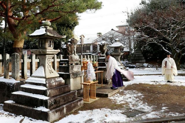 雪が積もった北野天満宮の境内で、初雪祭を行う神職=2025年1月10日午前11時17分、京都市上京区、新井義顕撮影