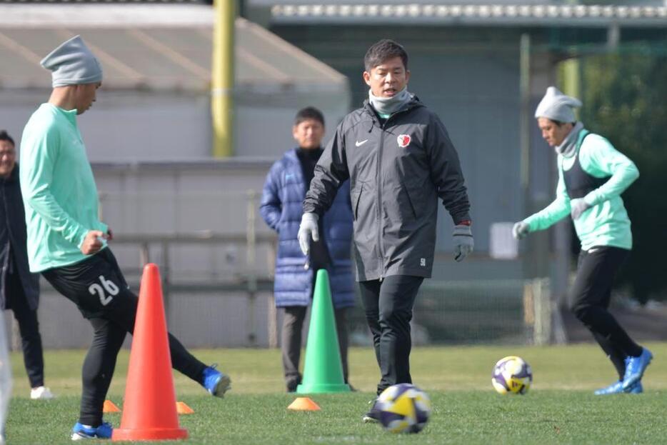 J1鹿島アントラーズの今季初の全体練習で指導する鬼木達監督(右から2人目)=鹿嶋市粟生のクラブハウスグラウンド