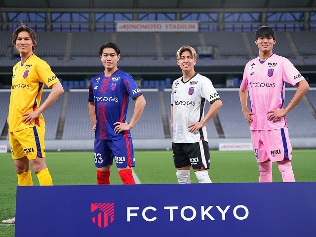 FC東京が25年の新ユニを発表。写真：田中研治（サッカーダイジェスト写真部）