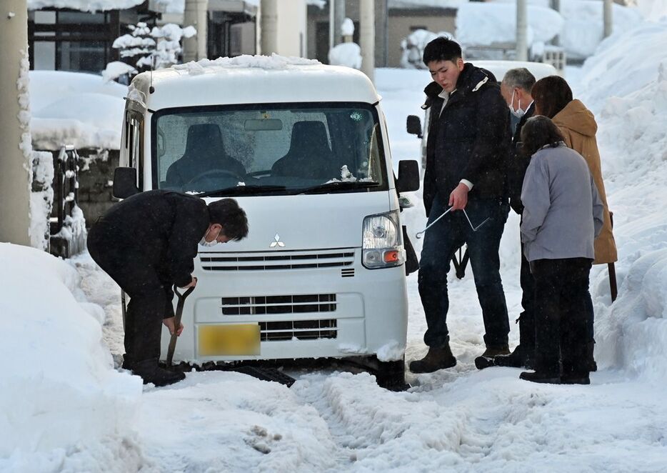 住宅地の路地ではシャーベット状の雪にはまった車の姿も＝3日午後3時15分、青森市浜田1丁目（写真は一部加工しています）