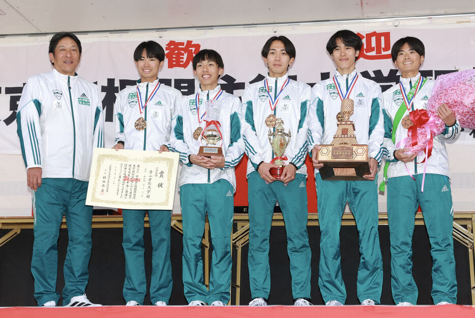 往路優勝した青学大（左から原晋監督、１区・宇田川瞬矢、２区・黒田朝日、３区・鶴川正也、４区・太田蒼生、５区・若林宏樹＝カメラ・小林　泰斗）