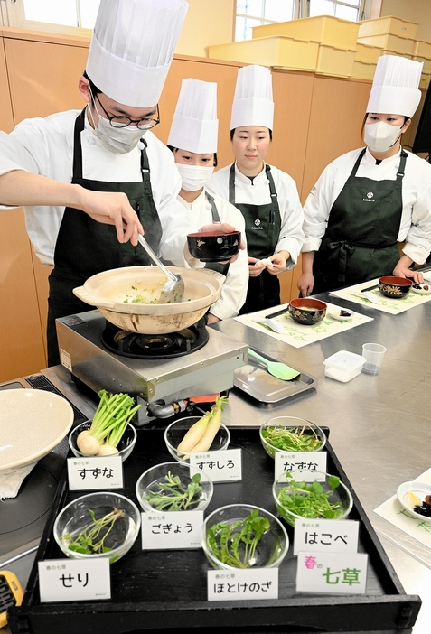 七草がゆの調理実習に取り組む学生＝1月6日、福井県永平寺町の天谷調理製菓専門学校