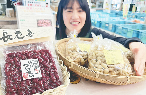 道の駅竹田でチョロギを紹介する本田さん（大分県竹田市で）