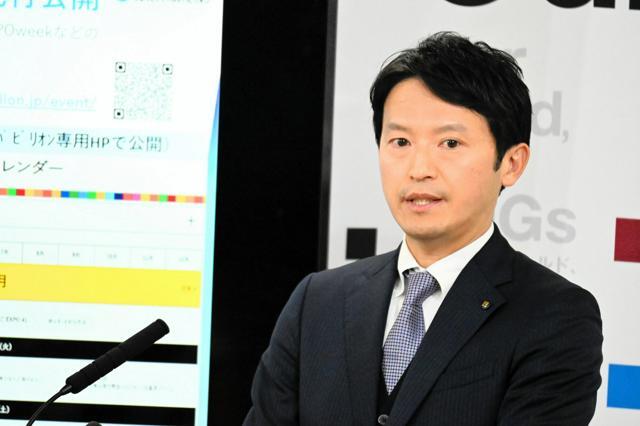 2025年最初の定例記者会見に臨む斎藤元彦・兵庫県知事=2025年1月8日午後2時31分、兵庫県庁、谷辺晃子撮影