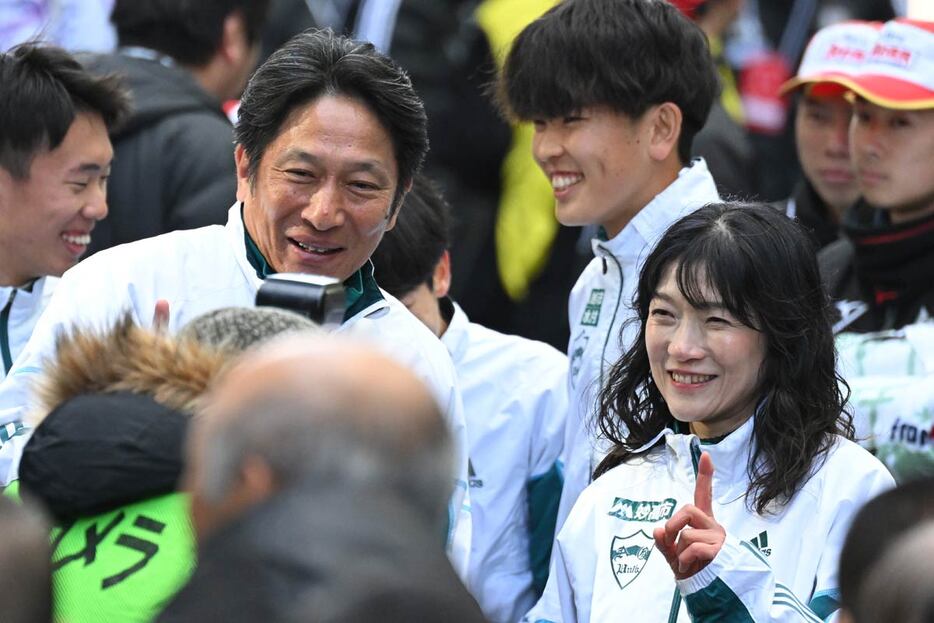 青学大の原晋監督（左）と妻の美穂さん