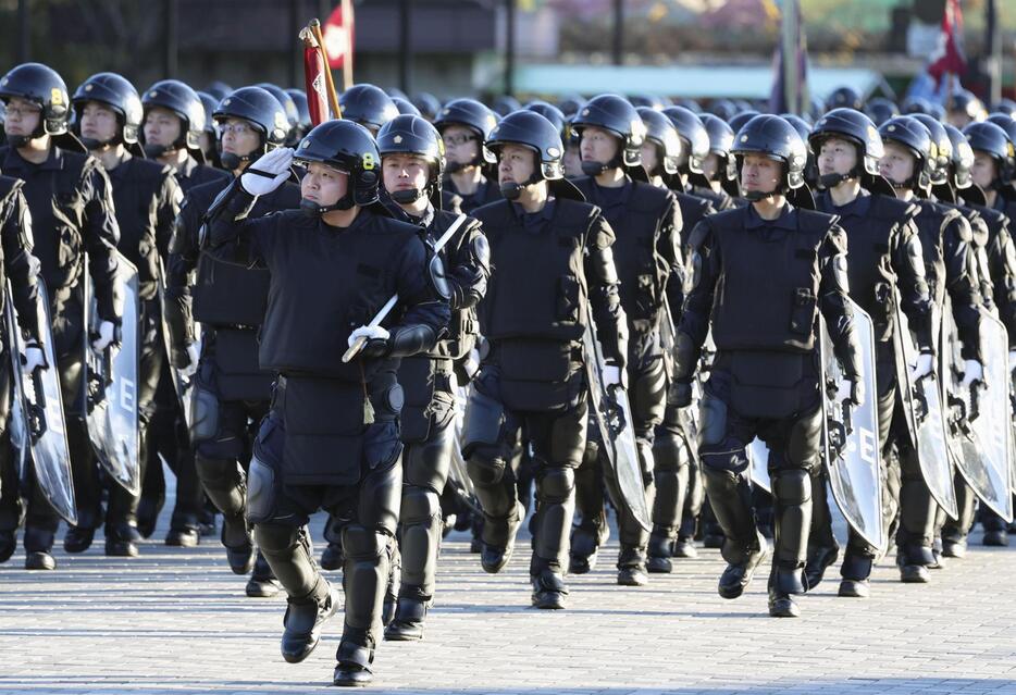 警視庁の「年頭部隊出動訓練」で行進する機動隊＝10日午前、東京都新宿区