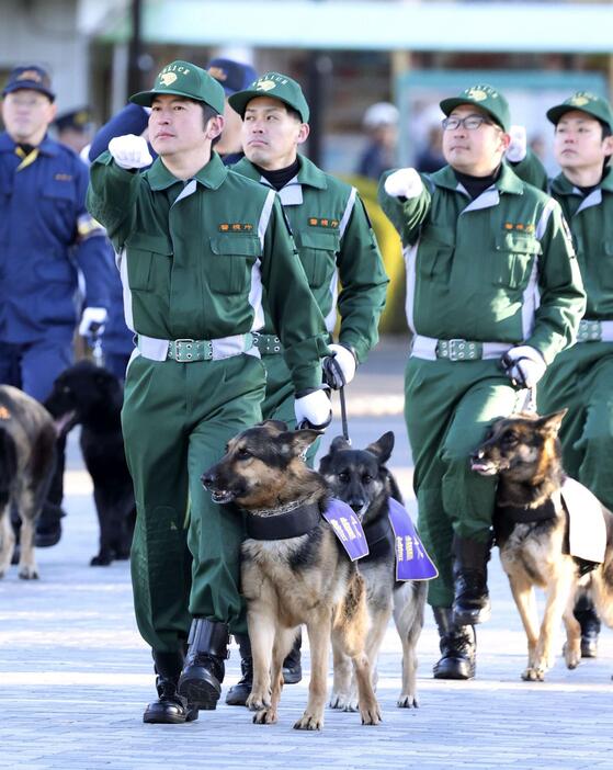 警視庁の「年頭部隊出動訓練」で行進する警察犬部隊＝10日午前、東京都新宿区