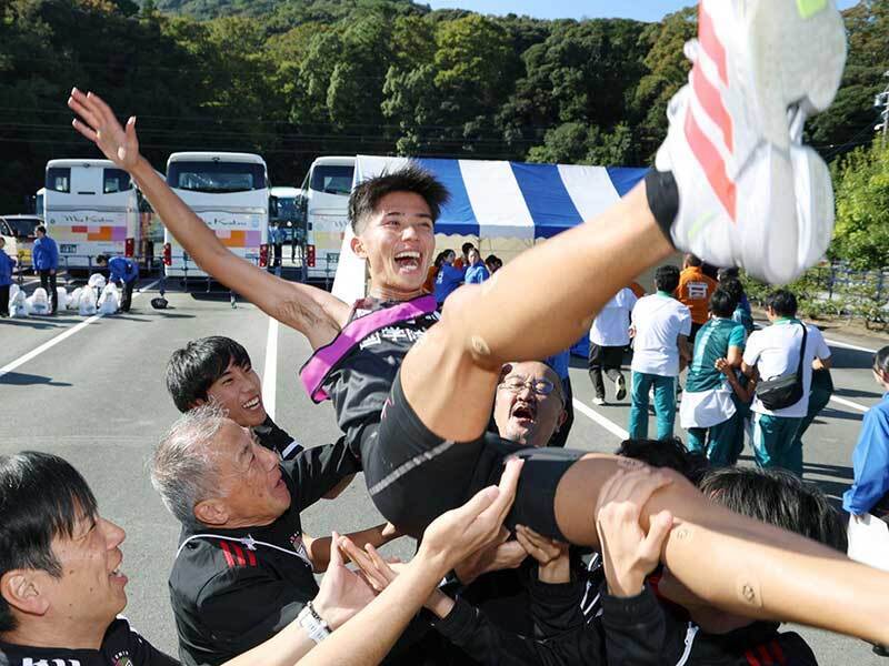 沖縄勢躍進の象徴、國学院大・上原琉翔は全日本大学駅伝アンカーを務めて胴上げされた【写真：産経新聞社】