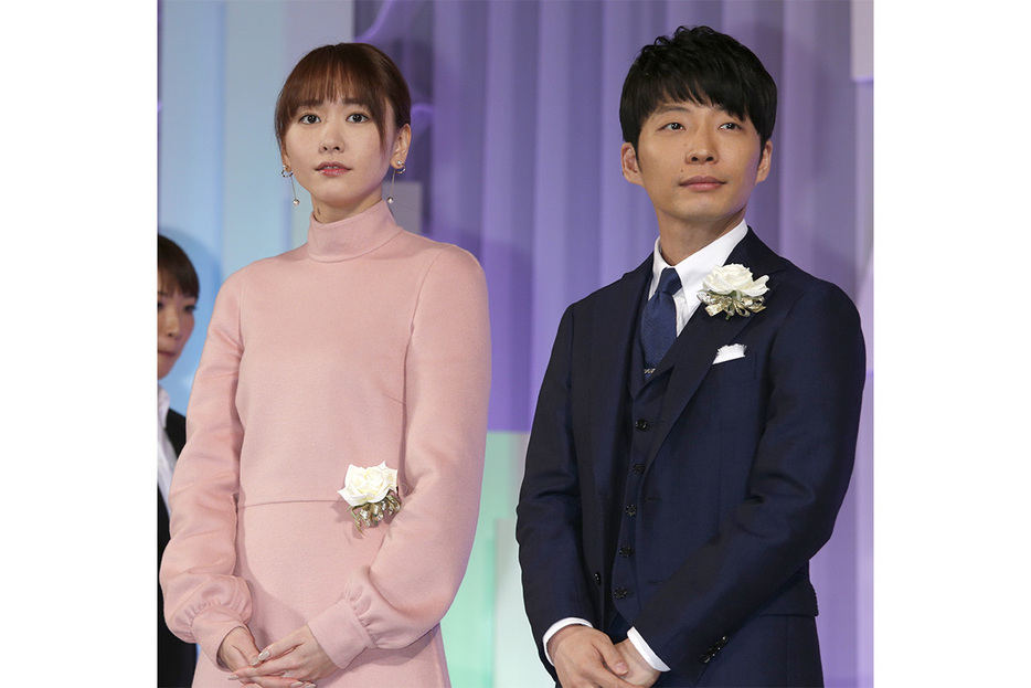 ドラマ「逃げるは恥だが役に立つ」に出演した新垣結衣さん（左）と星野源さん＝2017年10月、東京都港区（時事）