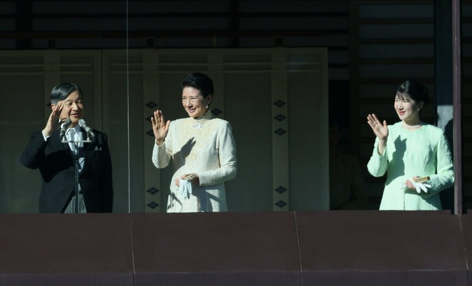 1月2日、新年の一般参賀に訪れた人たちに手を振る天皇陛下と皇后雅子さまと愛子さま=2025年1月2日、皇居・宮殿