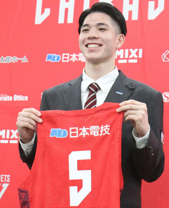 Bリーグ1部（B1）千葉ジェッツへの入団を発表した京都・東山高の瀬川琉久（撮影・沢田啓太郎）