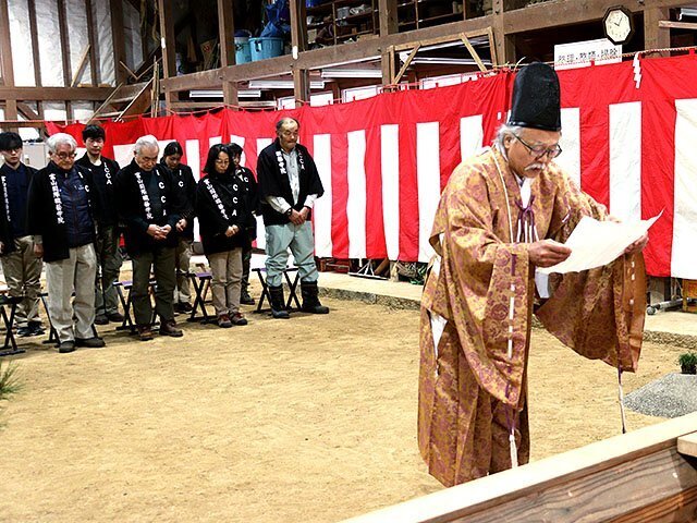 祝詞を奏上する上野学院長