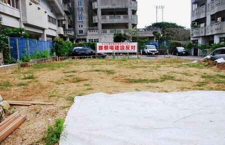 葬祭会館の予定地。真和志郵便局跡地で、石田中学校と隣接している＝２０２４年１１月、那覇市繁多川