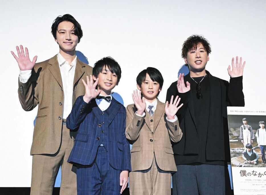 映画「僕のなかのブラウニー」初日舞台あいさつに登場した（左から）田口淳之介、平野絢規、天海塁、相馬雄太監督