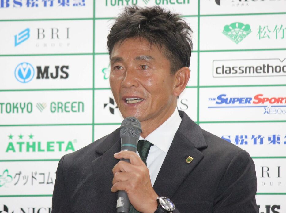 新体制発表会であいさつする東京Ｖ・城福浩監督（カメラ・後藤　亮太）