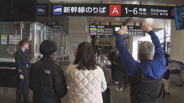 家族との別れを惜しむUターン客＝4日午前9時半ごろ、ＪＲ福井駅