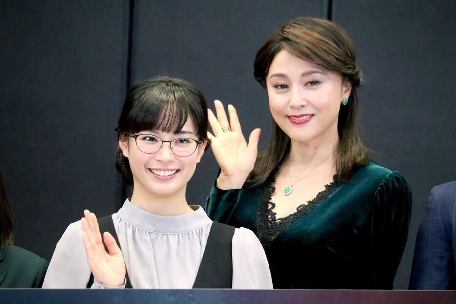 会見に出席した藤原紀香（右）と関水渚