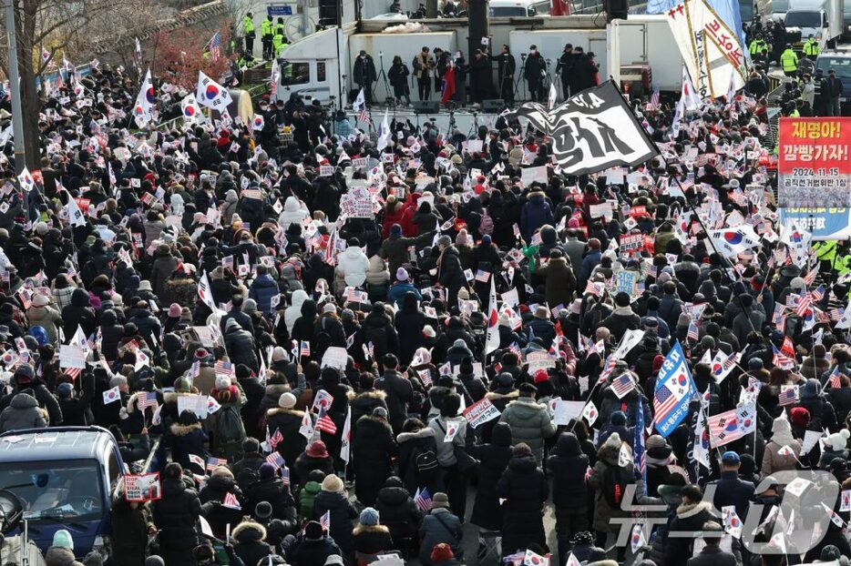 3日、ソウル市龍山区の漢南洞にある大統領官邸周辺に集結した保守団体メンバーら(c)news1