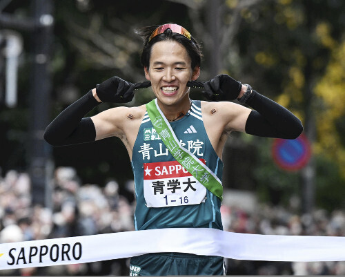 大会新記録で優勝を決めた青学大アンカーの小河原陽琉（３日、東京・大手町の読売新聞社前で）＝西孝高撮影