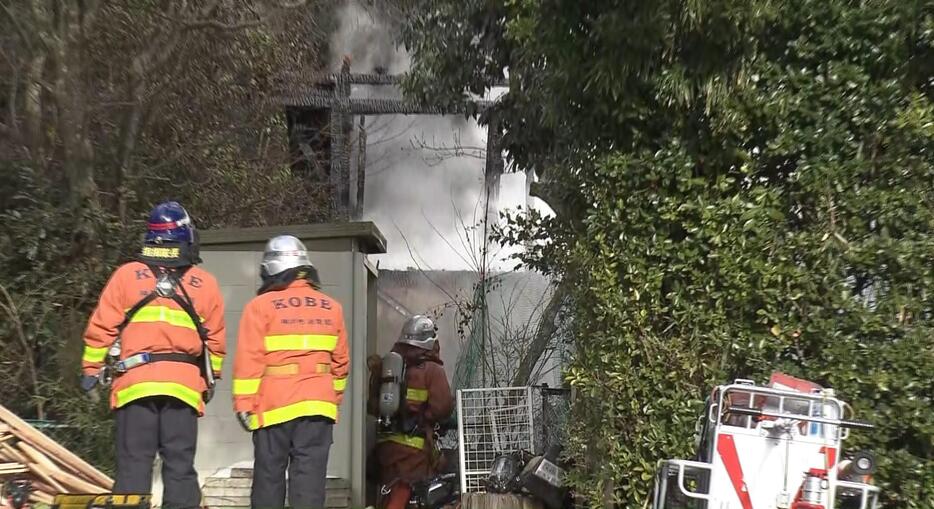 木造2階建ての住宅が全焼