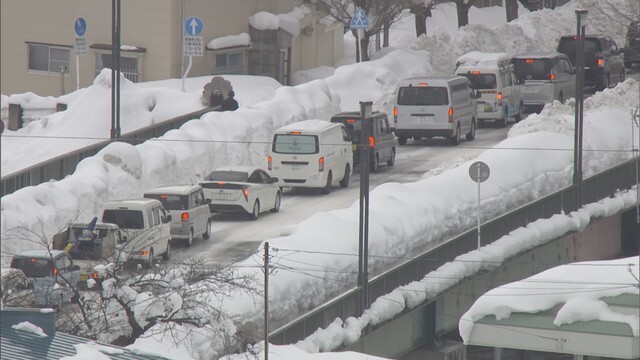 雪で道路が狭くなり仕事始めの車両で朝から渋滞した（6日午前　青森市内）