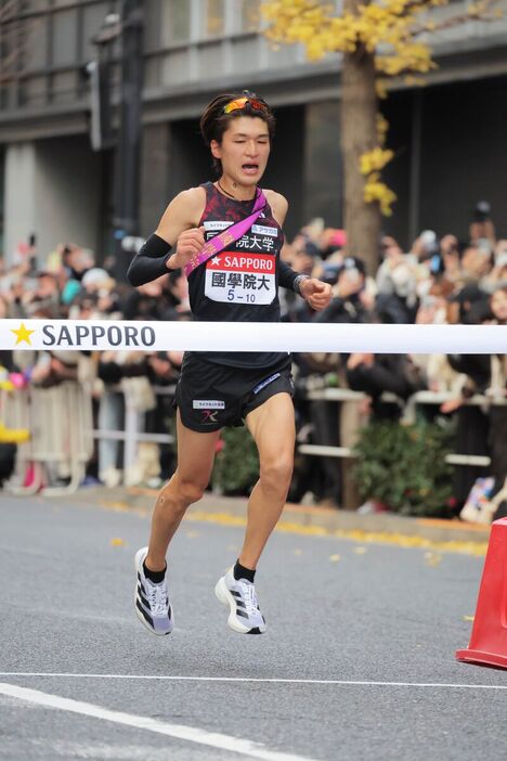 復路を３位でゴールする国学院大１０区・吉田蔵之介（カメラ・山崎　賢人）