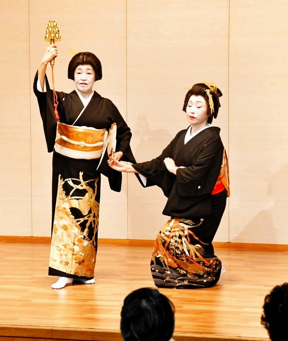 華やかな舞を披露する芸妓＝1月2日、福井県あわら市のセントピアあわら