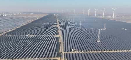 「塩アルカリ干潟」に建設した中国最大の干潟太陽光発電エネルギー貯蔵施設（提供写真）。