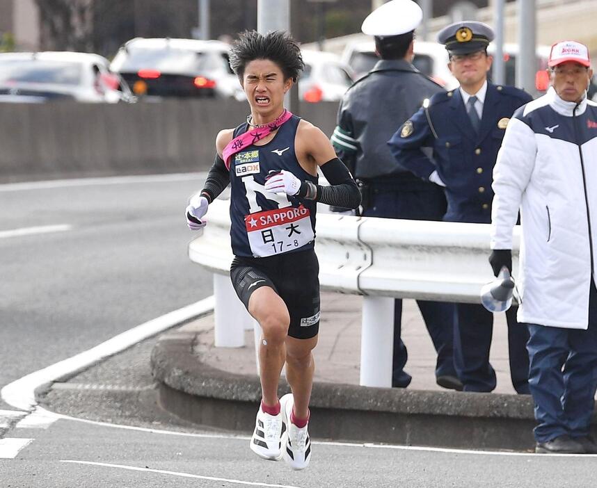 　繰り上げスタートした９区の小路翔琉のいない中継所に、最後の力を振り絞るように駆け込む日大の日大・大橋優＝横浜・戸塚中継所（撮影・開出牧）