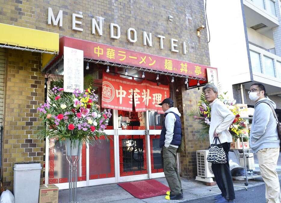 開店初日、麺丼亭の店頭で並ぶ客＝鹿児島市新屋敷町