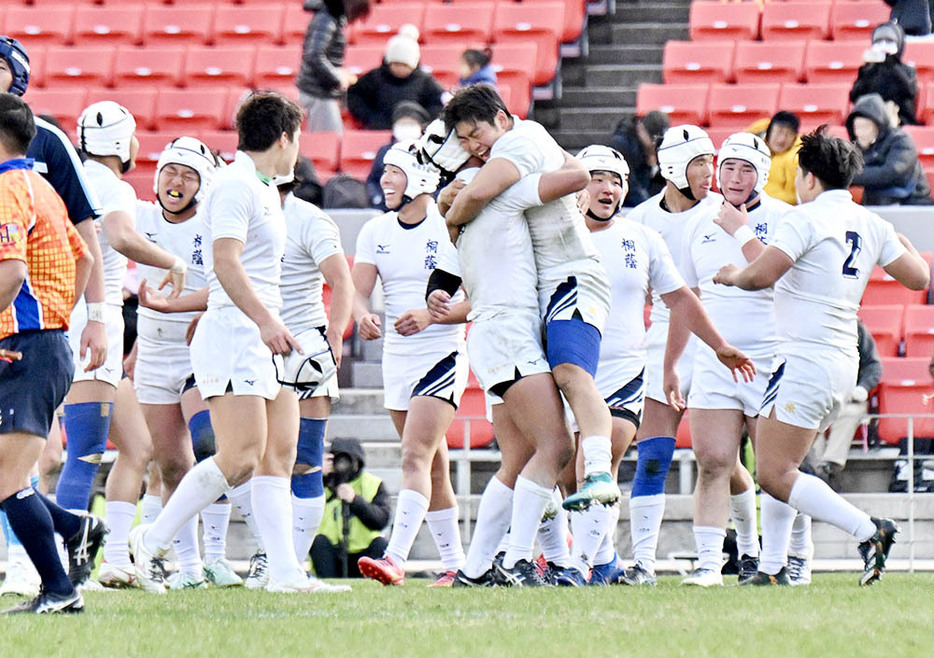 ２度目の２連覇を達成し、喜ぶ桐蔭学園フィフティーン＝花園ラグビー場