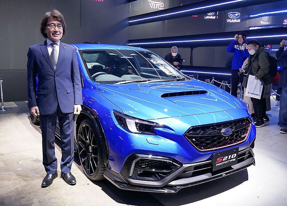 スバルテクニカインターナショナルの高津益夫開発副本部長とS210プロトタイプ