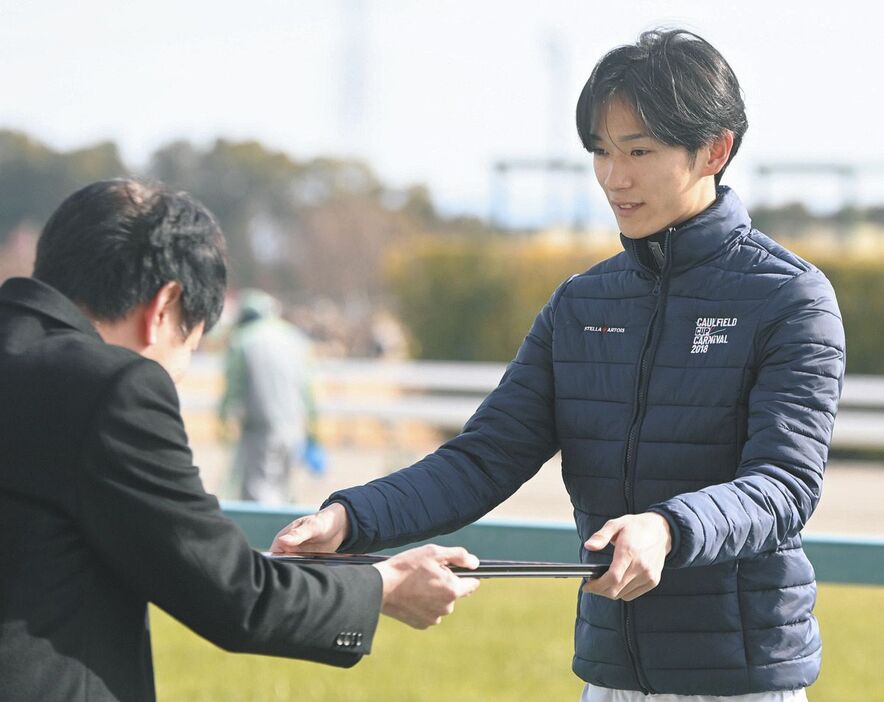 中京競馬記者クラブ賞を受賞して表彰される坂井瑠星騎手