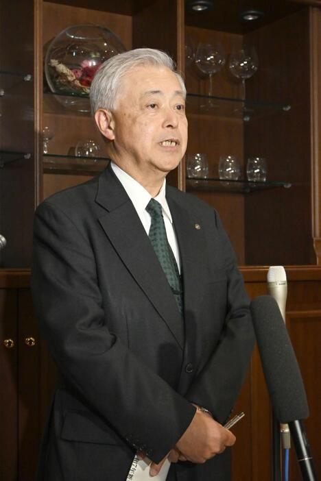 報道陣の取材に答える日本原子力発電の村松衛社長=水戸市千波町